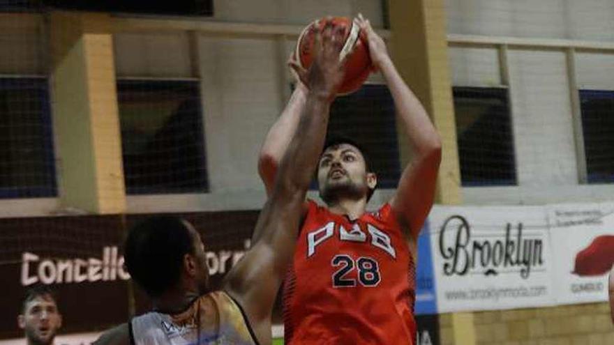 Javi Domínguez, del PBB, en un lanzamiento a canasta. // Ricardo Grobas