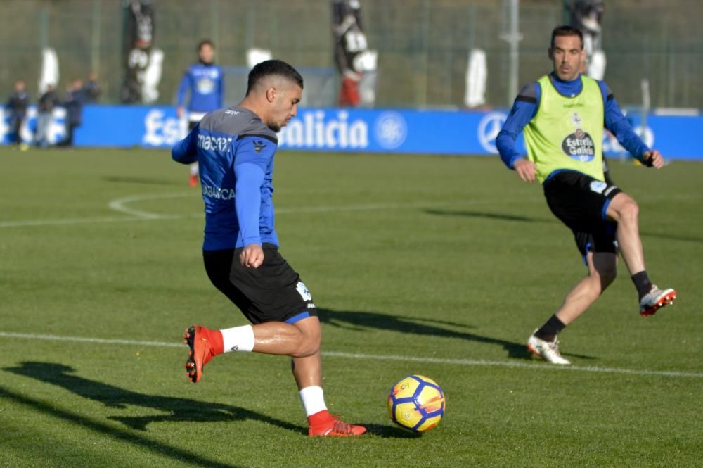 El técnico ajusta los movimientos de Juanfran, Schär, Sidnei y Navarro en busca de la solidez que le falta al Dépor. Las coberturas, las basculaciones y los centros laterales, entre sus preocupaciones