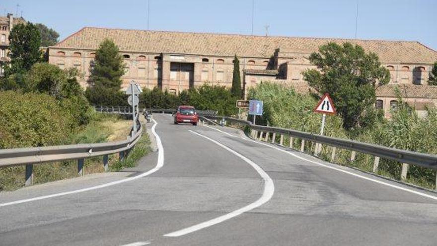 Un vehicle travessant el pont d&#039;accés al nucli de Cabrianes, on es dóna pas alternatiu si en coincideixen dos