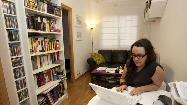 Imatge d’arxiu d’una jove vivint a casa dels seus pares, que, en cas de complir uns requisits, podria cobrar l’ajuda de l’IMV de més de 700 euros al mes