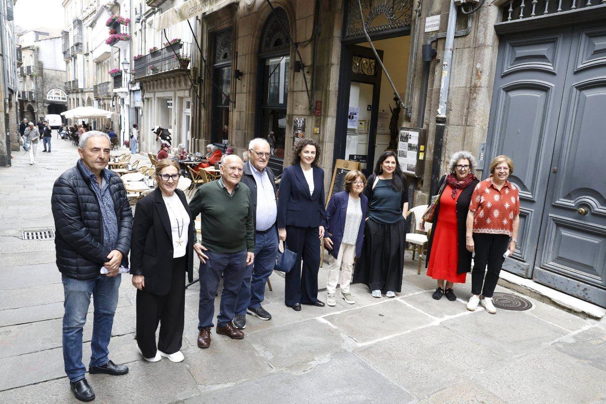 Integrantes de la organización del XIX edición del Premio Novela Europea Casino de Santiago, ante la facha del propio Casino.