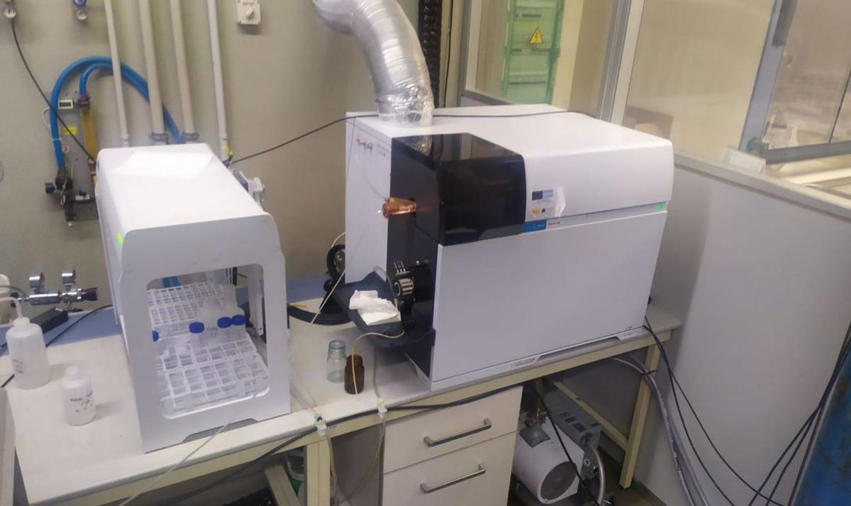 A la izquierda, un espectrómetro de masas del laboratorio de Active Biotech, empresa biosanitaria radicada en Llanera. Debajo, un prototipo de los binoculares de visión nocturna desarrollados por la compañía ovetense Militex, dedicada a la tecnología de uso militar.