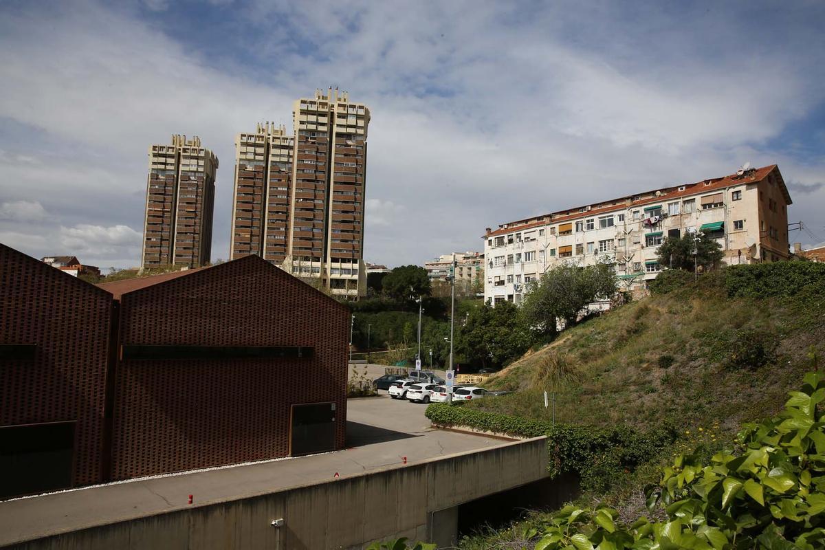 Edificio El Barco de Esplugues, desalojado el lunes por riesgo de derrumbe y en el que actualmente cinco vecinos se niegan a salir.