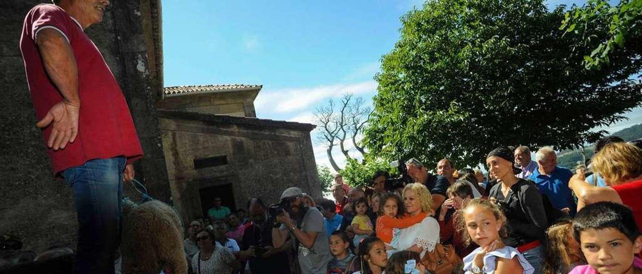 Tradicionales &quot;poxas&quot; de animales en las fiestas de San Benito de Lores. // Iñaki Abella