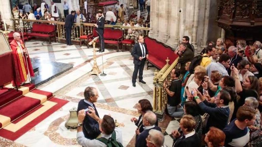 La multitud se acerca a fotografiar y rezar ante el Sudario, ayer, al finalizar la misa mayor de San Mateo en la Catedral.