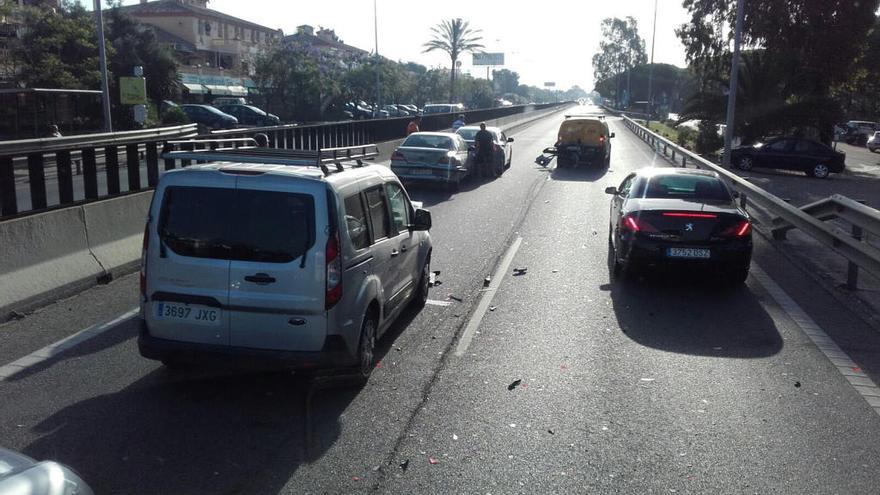 Un accidente de tráfico corta la A-7 en Estepona