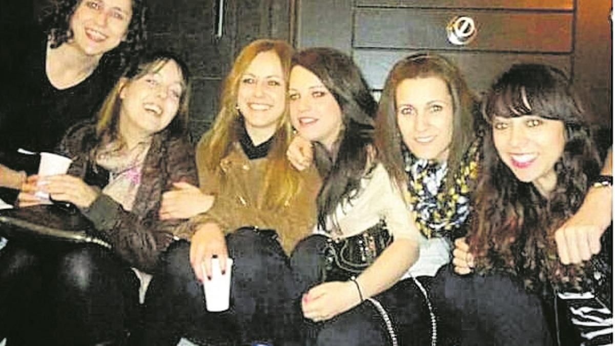 Violeta Guarido Rivera (tercera por la izquierda) con sus amigas.