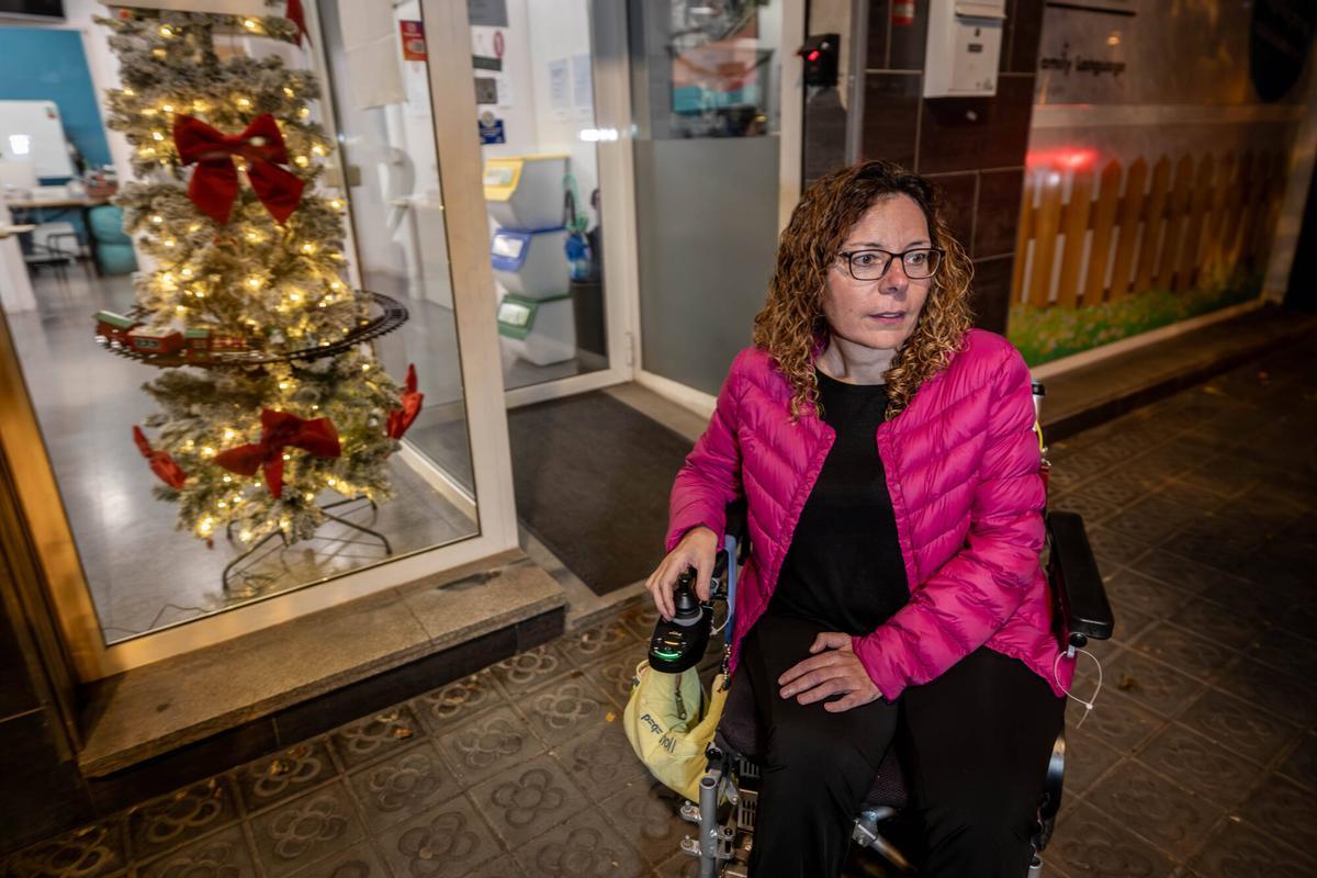 Montse Font, activista pro accesibilidad, delante de un negocio en que la rampa no esta adaptada a la silla de ruedas