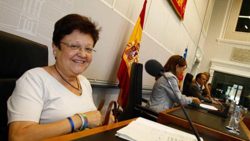 Luisa Pastor, con Joaquín Ripoll al fondo, durante el pleno de la Diputación del pasado miércoles.