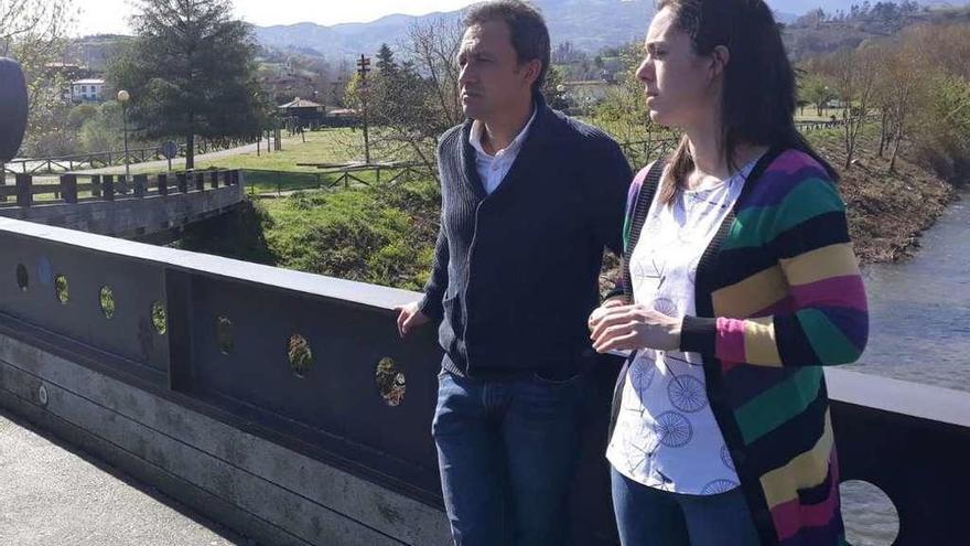 El diputado de IU Ovidio Zapico, con la concejala de Parres Silvia Iglesias, en Arriondas.