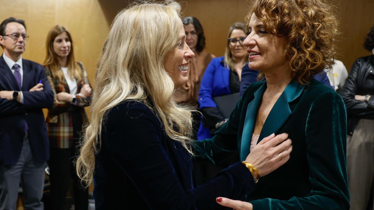 La consejera madrileña de Economía, Rocío Albert, y la vicepresidenta del Gobierno, María Jesús Montero, en la reunión del Consejo de Política Fiscal y Financiera del pasado febrero.