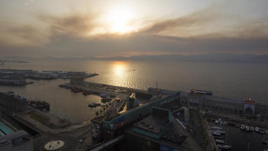 Incendios en Galicia | Dos incendios en la ría de Pontevedra envuelven la ría de Vigo en una gran nube de humo