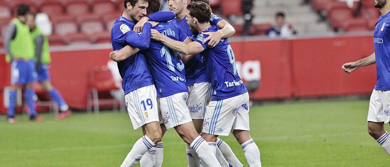 Los jugadores del Oviedo felicitan a Borja Sánchez.