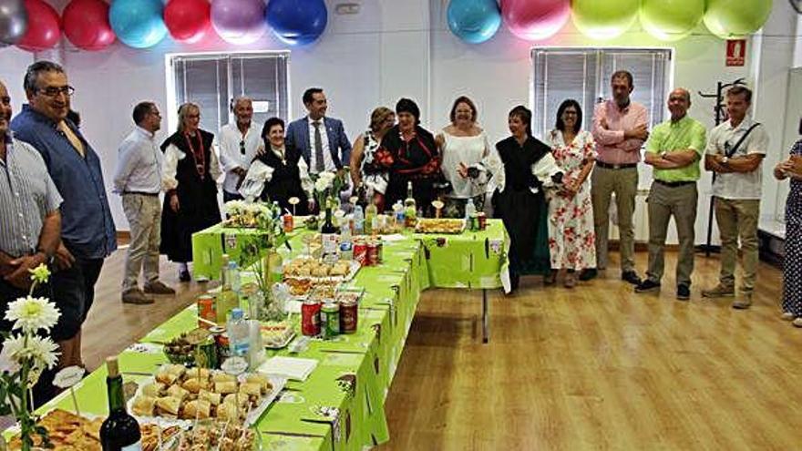 Representantes de la Asociación Maragatos- Malvinas celebran las fiestas junto con la corporación municipal.