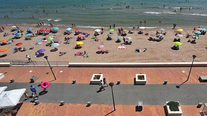 Bañistas en les Palmeres, en Sueca, el pasado sábado cumpliendo la distancia de serguridad.