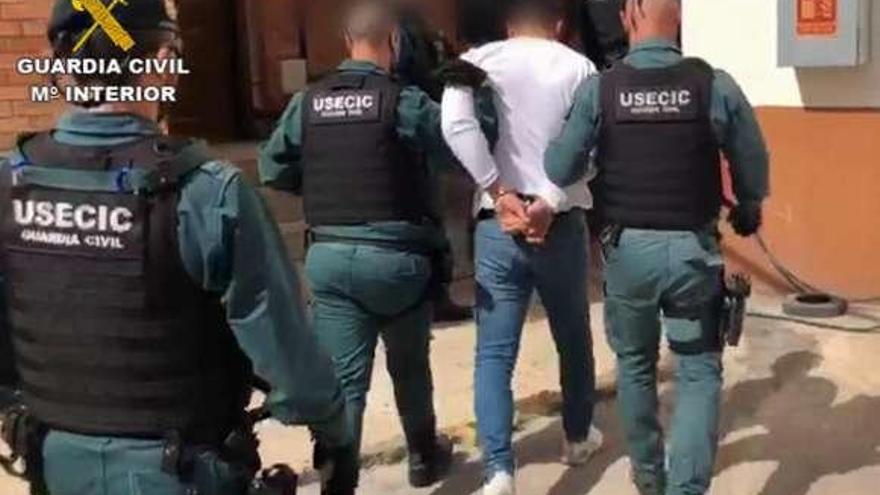 Captura del vídeo de la Guardia Civil llevando detenido al novio y presunto asesino de la joven desaparecida en Vinaroz.