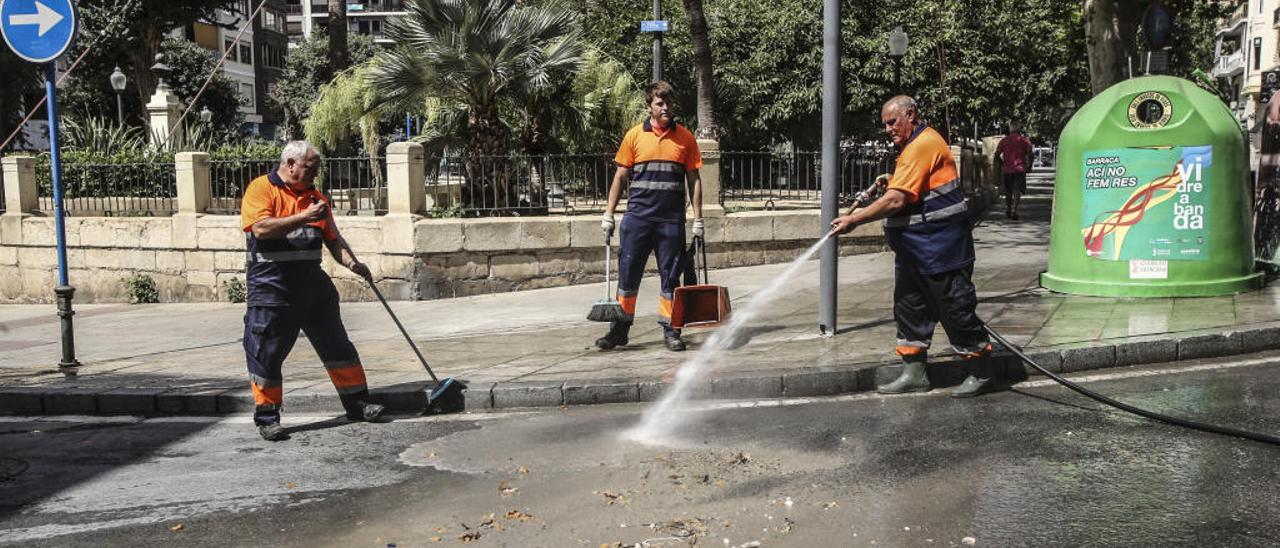 Limpieza y baldeo en Alicante después de Hogueras.