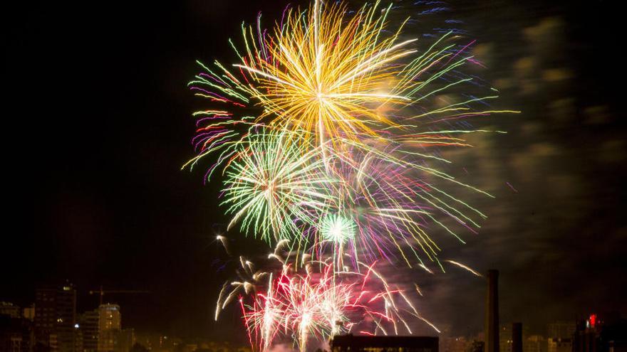 Castillo domingo 18: Hora y pirotecnia del castillo de la Nit del Foc