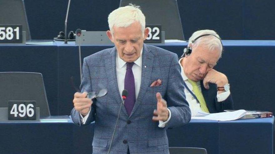 Margallo se duerme en la Eurocámara y luego se defiende: tiene la conciencia tranquila