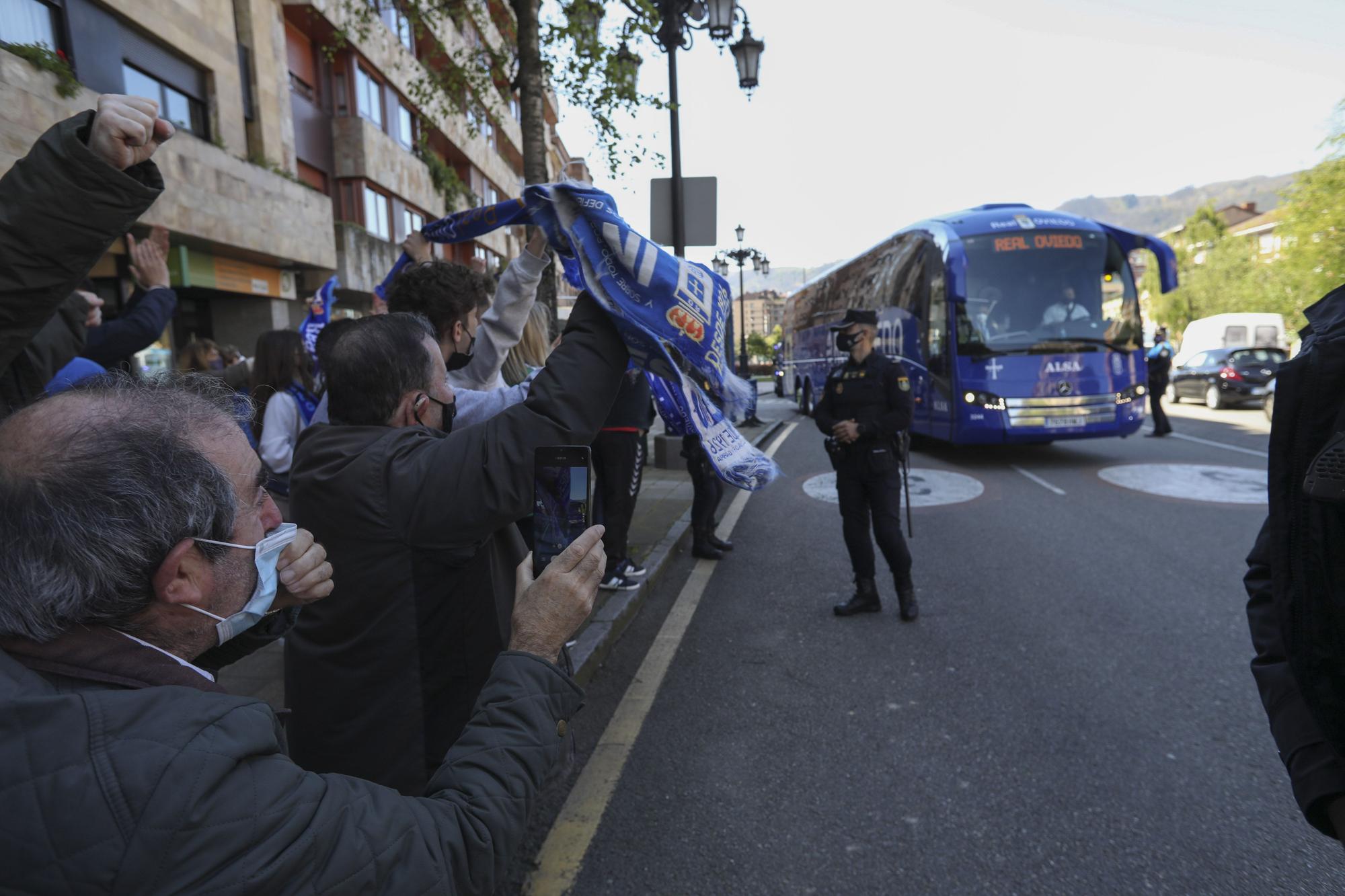 Así fue la salida de los jugadores del Real Oviedo hacia Gijón