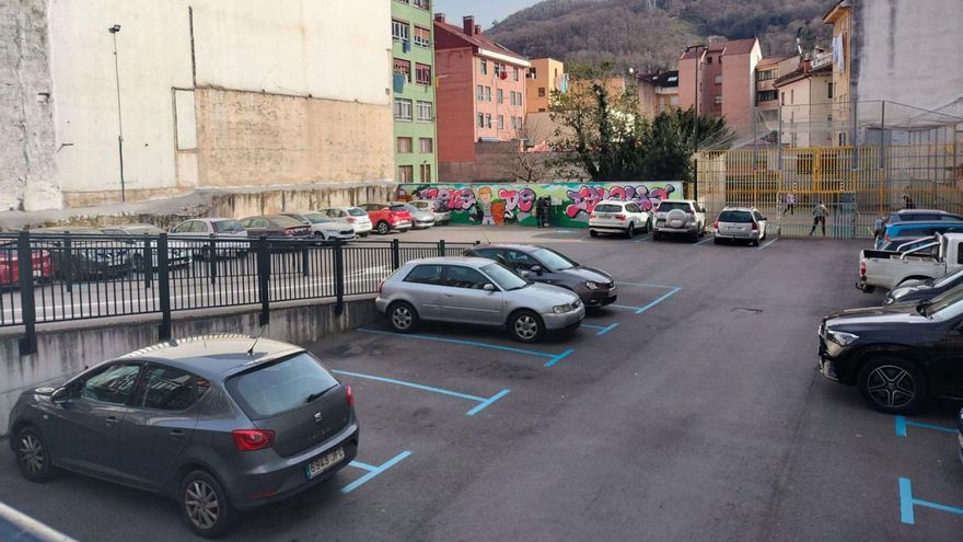 Vehículos estacionados en un uno de los aparcamientos de pago de Pola de Lena. | LNE