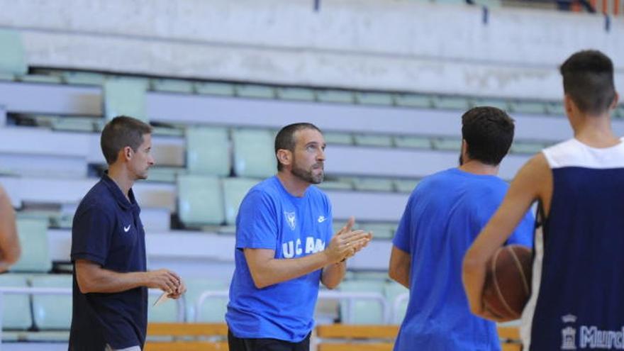 Ibon Navarro, dando instrucciones en un entrenamiento