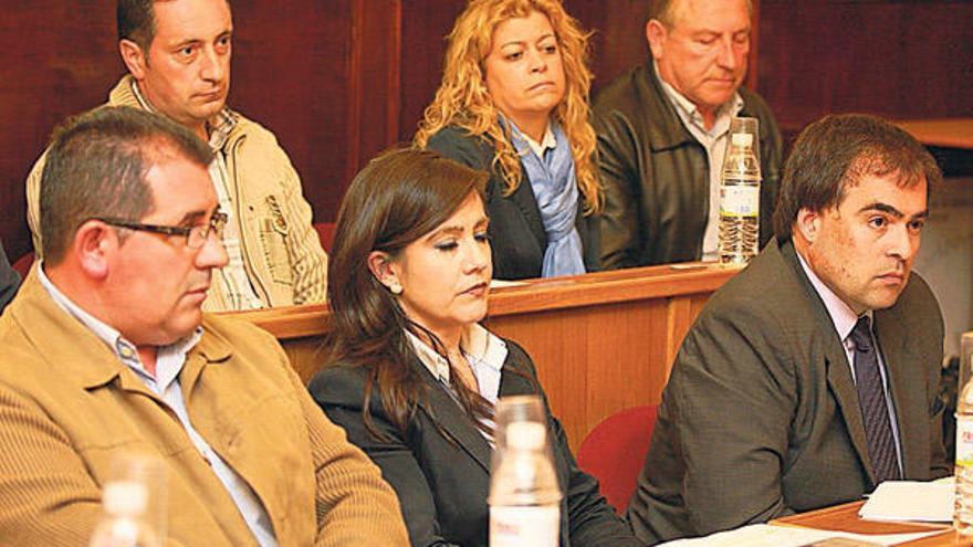 Concejales del grupo de gobierno del PP, con Alberto Pazos a la derecha, en el último pleno.  // De Arcos