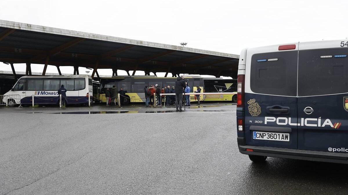 Los piquetes impidiendo la salida de los servicios mínimos durante una jornada de huelga en diciembre