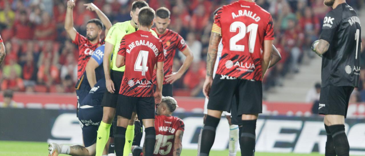 Raíllo observa junto a Rajkovic cómo atienden a Maffeo, que se lesionó ante el Espanyol el pasado viernes en Son Moix.