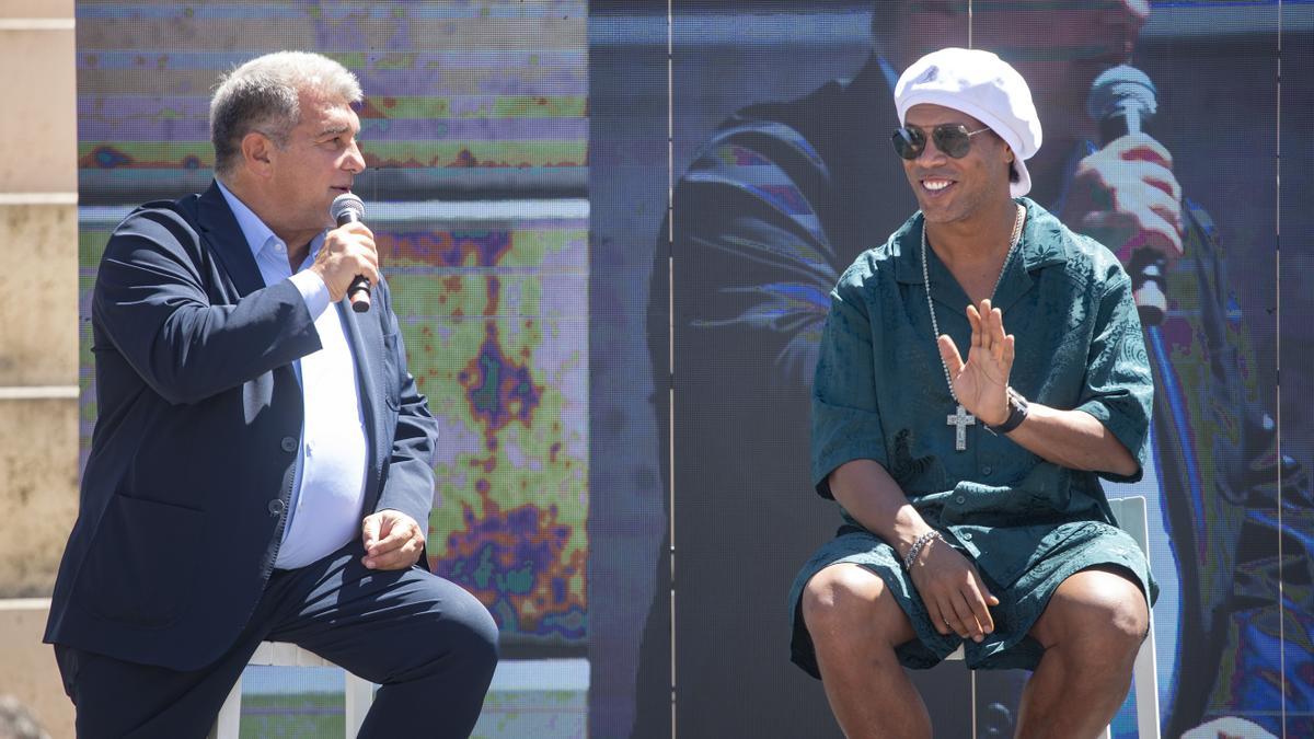 Ronaldinho y Laporta, homenajeados como estrellas de Hollywood en Castelldefels