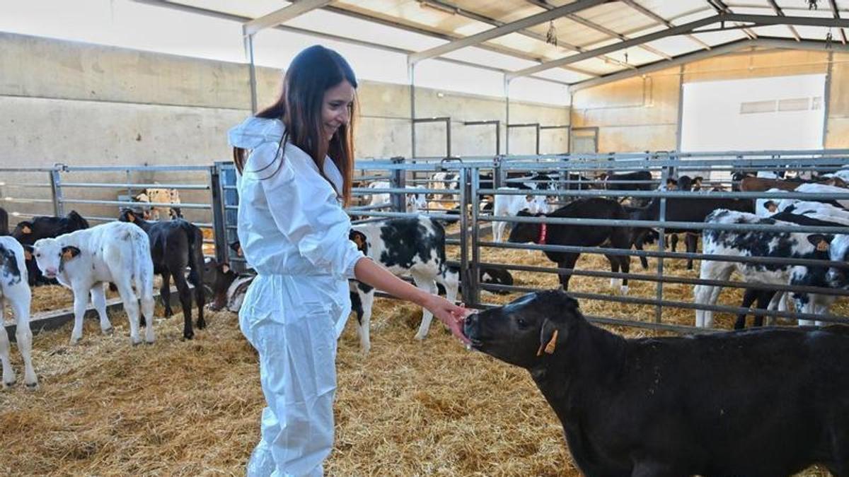 María José Gómez, en su visita al cebadero de la empresa Inaga, en A Mezquita.