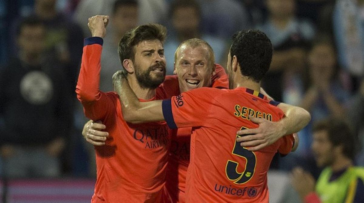 Piqué i Busquets feliciten Mathieu, en un partit del Barça. Piqué i Busquets feliciten Mathieu, en un partit del Barça.