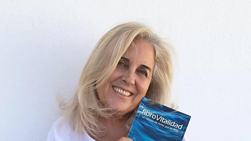 Pilar Valladolid, con un ejemplar de su libro sobre su experiencia con la fibromialgia.