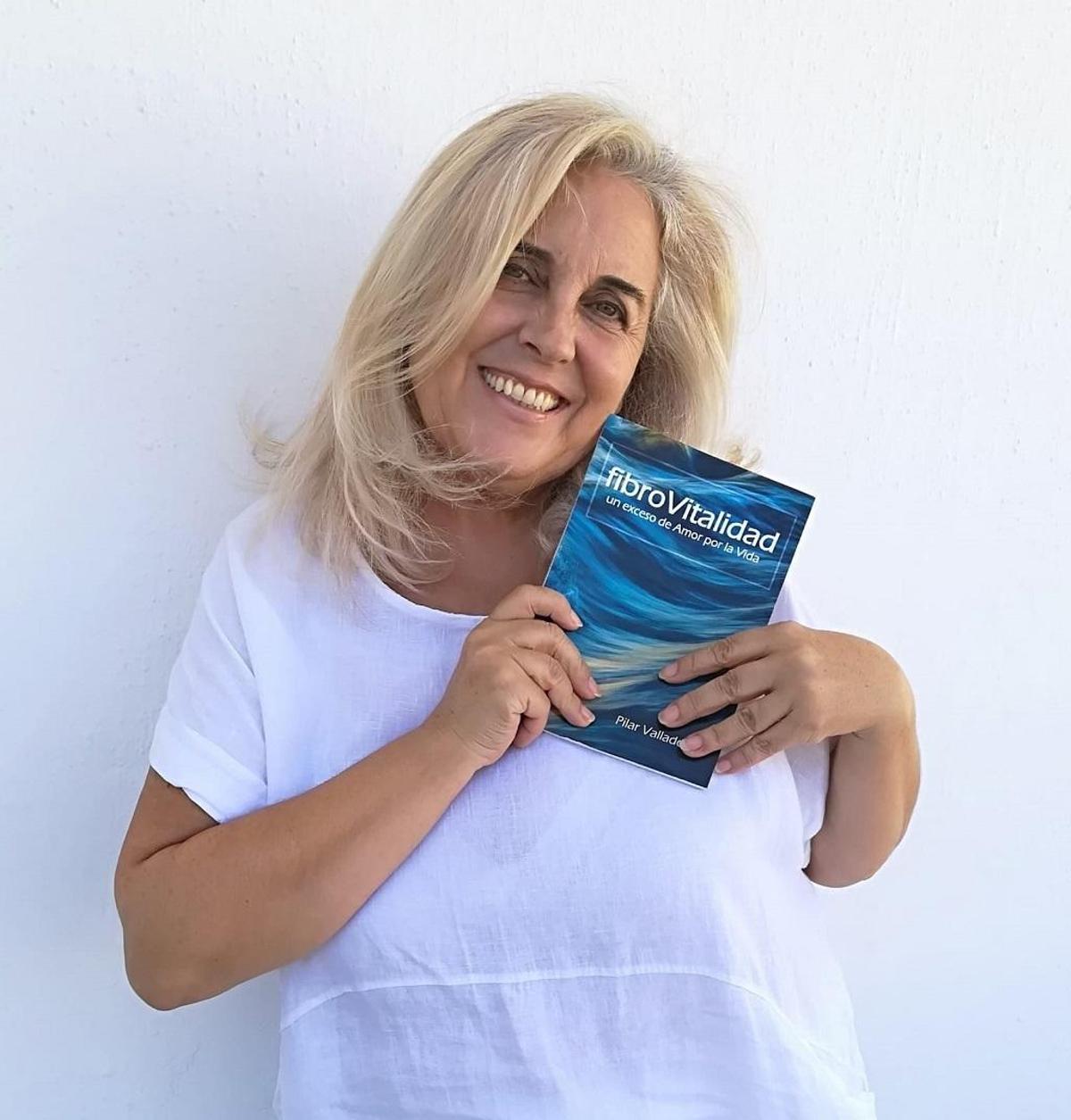 Pilar Valladolid, con un ejemplar de su libro sobre su experiencia con la fibromialgia.