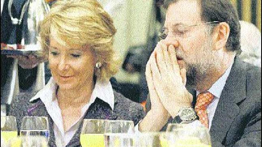 Aguirre y Rajoy, en el desayuno informativo que el PP celebró en Madrid.
