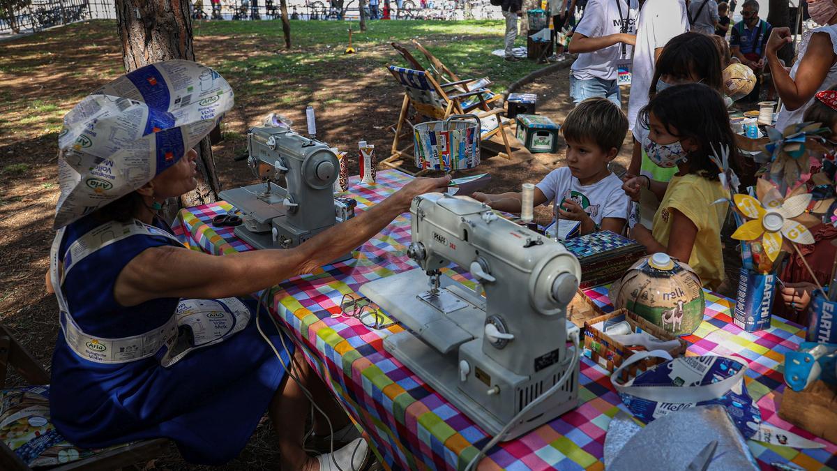 Ambiente de las fiestas de la Mercè descentralizada en el Parc de l’Estació del Nord