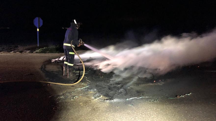 VÍDEO | Los agricultores forman una barricada con neumáticos en Villanueva del Campo