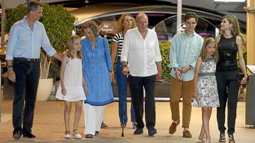 Tres generacions de Borbó a la sortida del restaurant