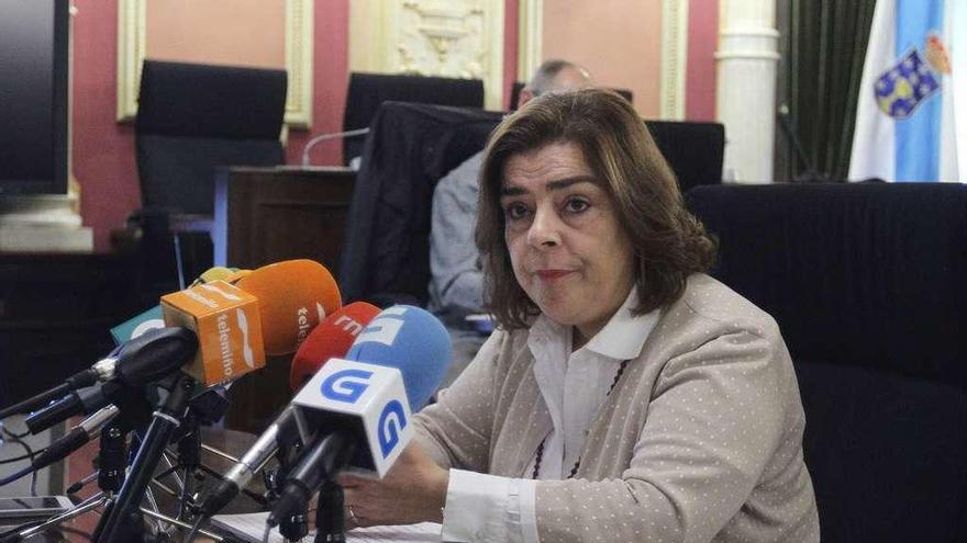 La edil y secretaria de la Junta de Gobierno Local, Flora Moure, durante su comparecencia. // Iñaki Osorio