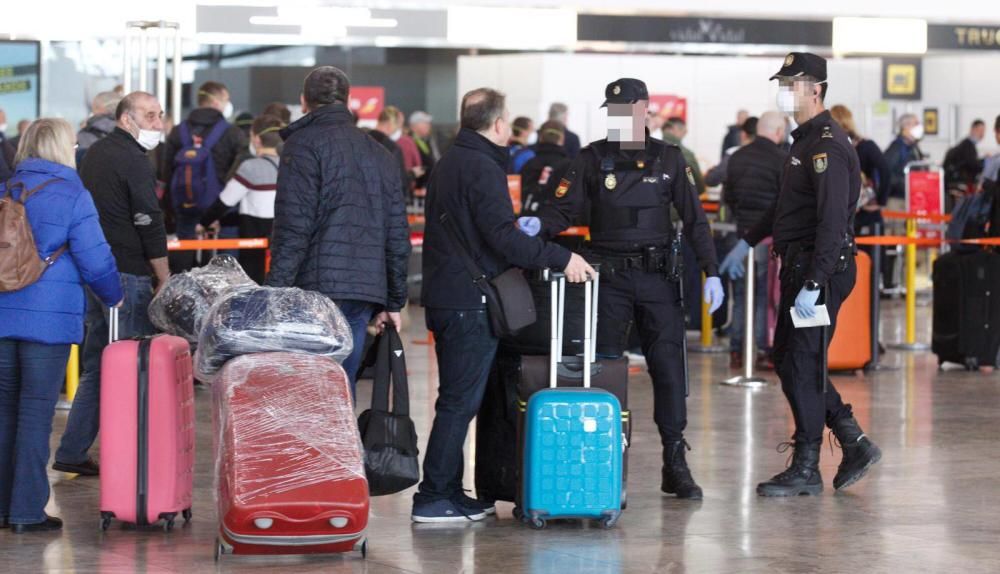 La Policía blinda la salida masiva de repatriados en el aeropuerto