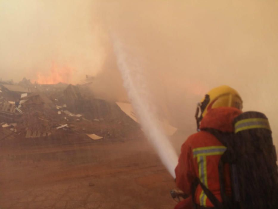 Incendio en una fábrica de maderas de Sollana