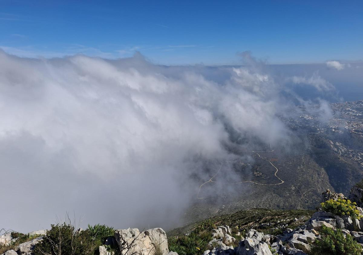 Un mar de nubes en el Montgó (imágenes)