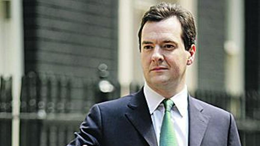 Osborne, con la vieja cartera que contiene el proyecto de austeridad