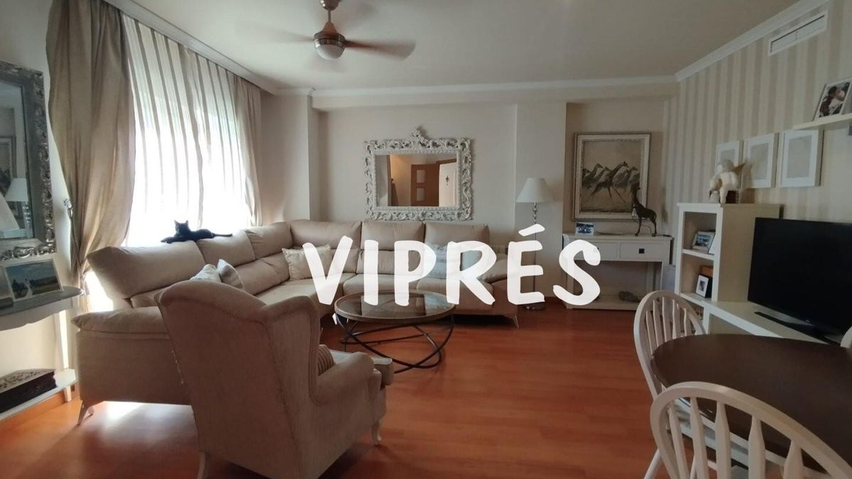 Salón de casa con piscina en Vistahermosa