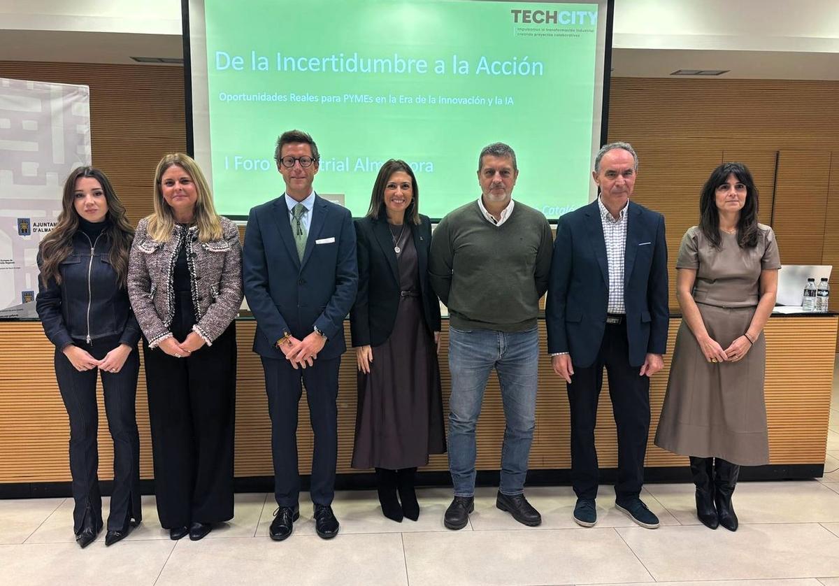 La alcaldesa de Almassora, María Tormo; y el edil de Industria, Vicente Martínez-Galí, junto a participantes en el I Foro de Innovación.