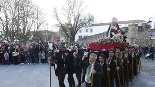 Gijón se vuelca con el traslado de la Piedad desde la iglesia de San José a San Pedro: "Ojalá haga este sol en Semana Santa"