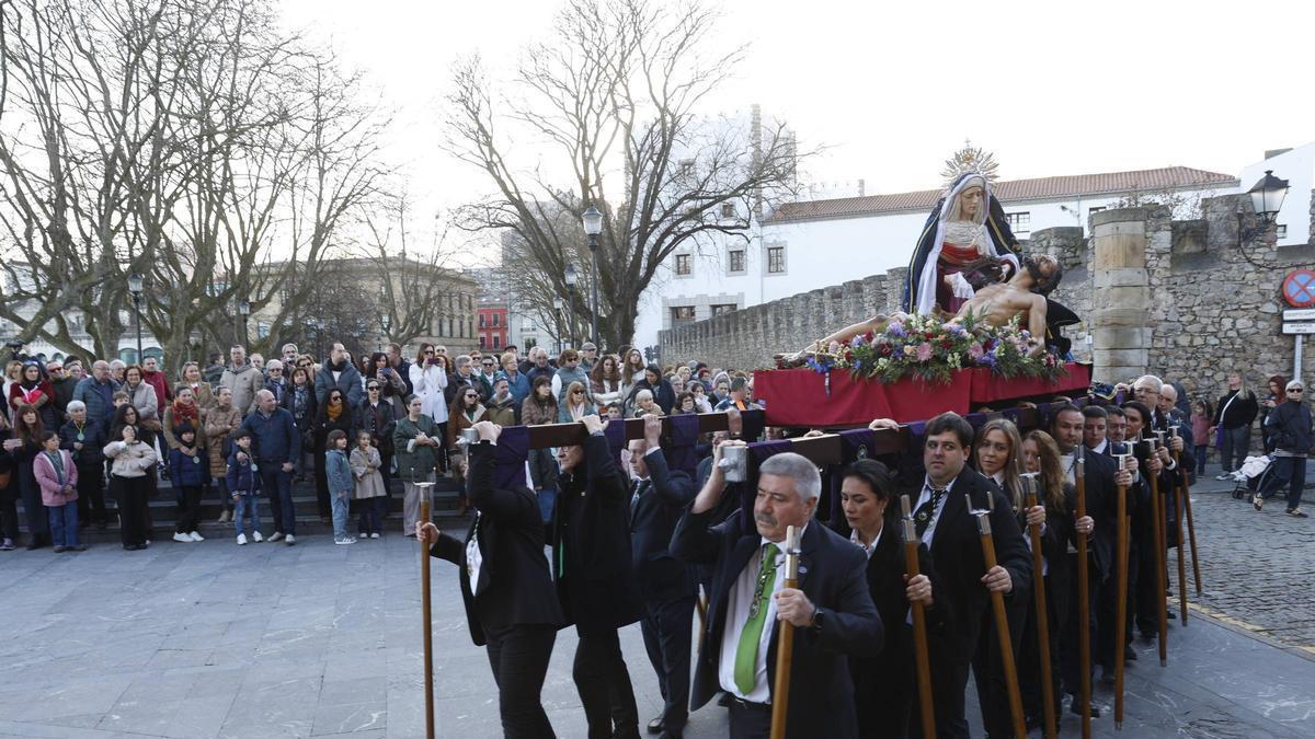 VÍDEO: Gijón se vuelca con el traslado de la Piedad desde la iglesia de San José a San Pedro