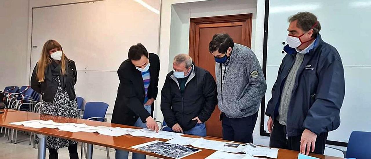 El conseller Iván Sevillano explica el proyecto a los representantes vecinales.