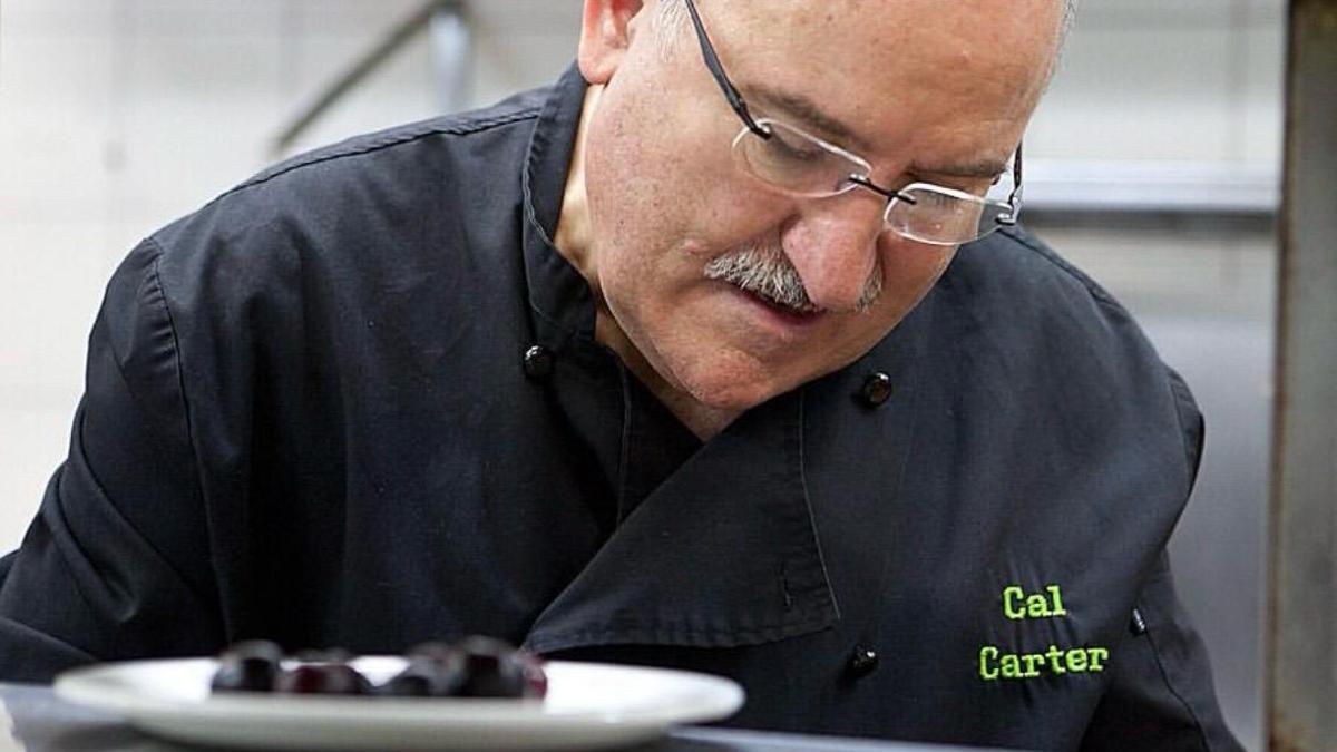 Jordi Perich a la cuina del restaurant Cal Carter de Mura