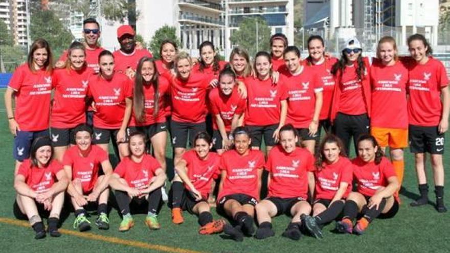 Noe Pamarot posa con sus jugadoras tras ascender a Liga Autonómica.